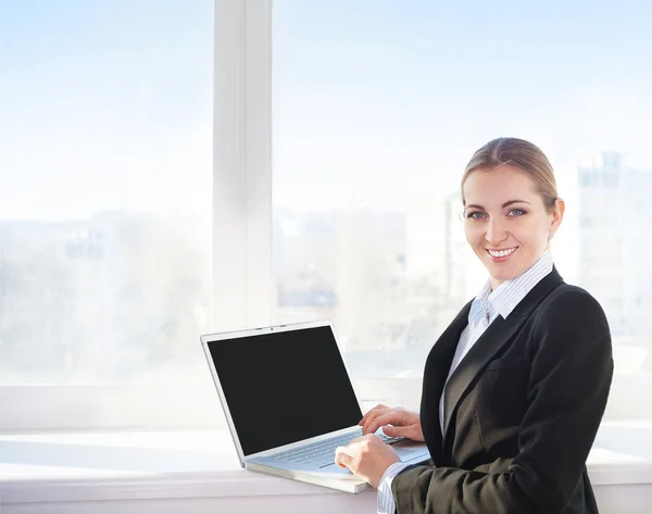 Jovem mulher de negócios bonita com notebook — Fotografia de Stock