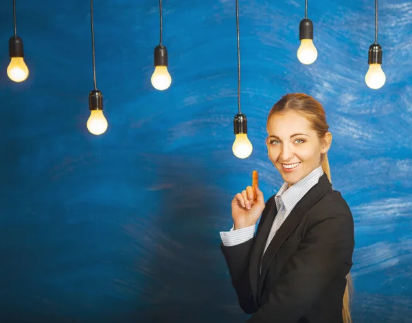 Jovem mulher de negócios bonita em um fundo azul — Fotografia de Stock