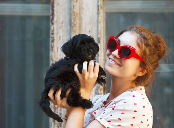 Young brunette woman hugging her lap dog puppy — Stock Photo, Image