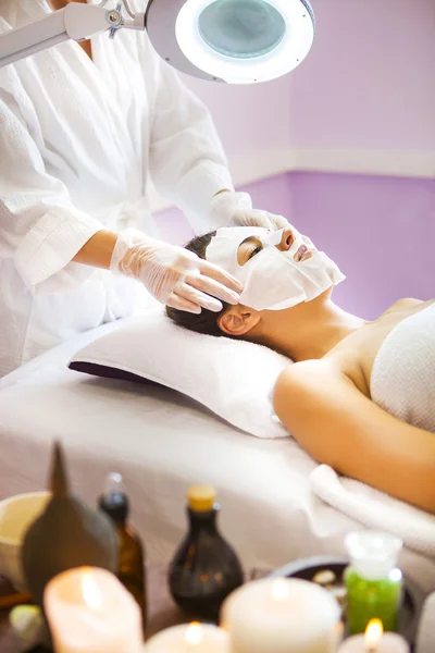 Hermosa mujer recibiendo un tratamiento facial en el spa de salud —  Fotos de Stock