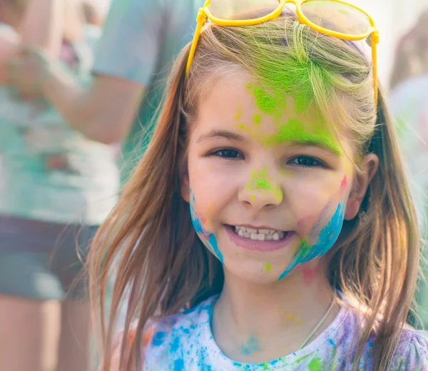 Счастливая симпатичная девушка на празднике цвета холи — стоковое фото
