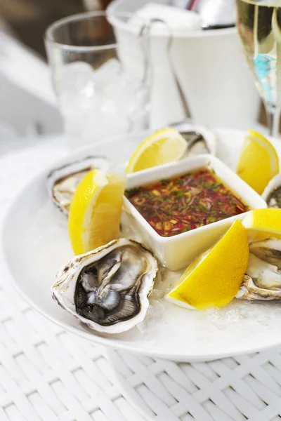 Fresh oysters shell with lemon and glasses of champagne. Top of — Stock Photo, Image