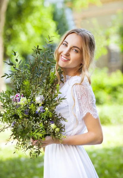 Bruid met mooie bruiloft boeket van bloemen in de stijl van — Stockfoto