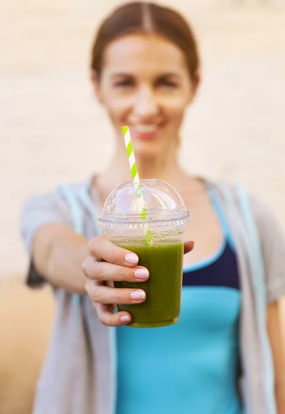 Frau trinkt Gemüse-Smoothie nach Fitness-Lauftraining — Stockfoto