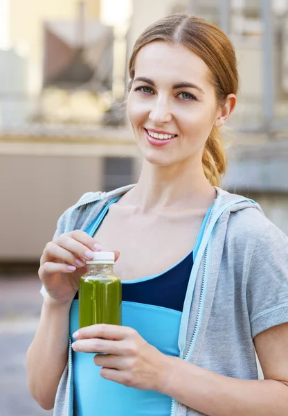 Woman drinking vegetable smoothie after fitness running workout — Stock Photo, Image