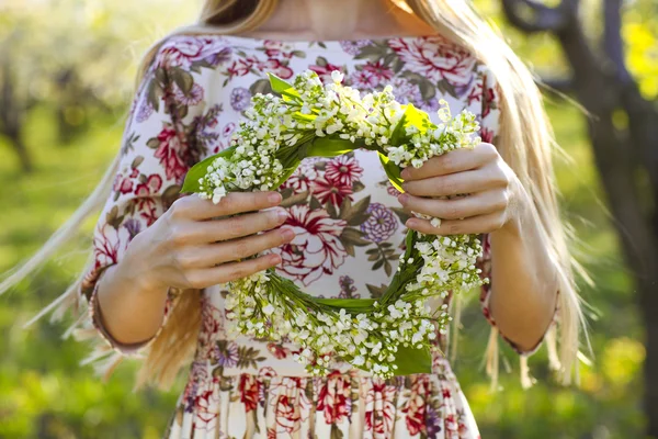 年轻女子捧着花圈从山谷的百合花 — 图库照片