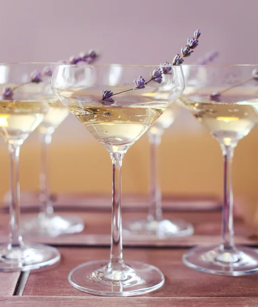 Sklenice šampaňského s levandulí — Stock fotografie