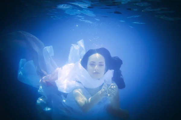 Подводный портрет женщины — стоковое фото