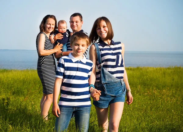 Retrato de la familia con tres hijos — Foto de Stock