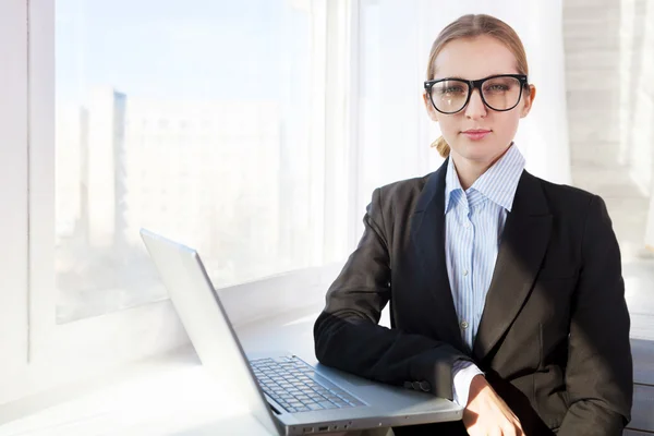 Giovane bella donna d'affari che indossa occhiali con notebook — Foto Stock