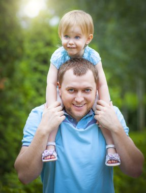 mutlu genç baba küçük kızı açık havada ile