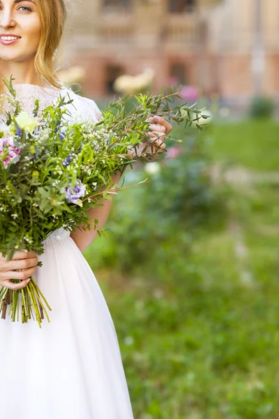 Mooi bruiloft boeket in de handen van de bruid — Stockfoto