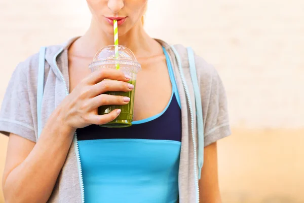 Frau trinkt Gemüse-Smoothie nach Fitness-Lauftraining — Stockfoto