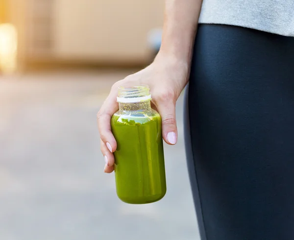 Frau trinkt Gemüse-Smoothie nach Fitness-Lauftraining — Stockfoto