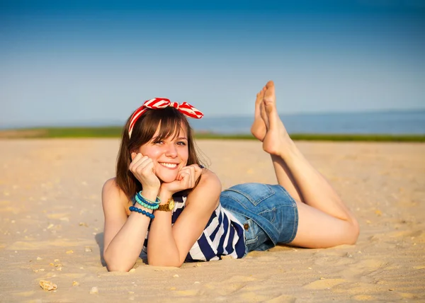 Ritratto della bella ragazza adolescente vicino al mare — Foto Stock