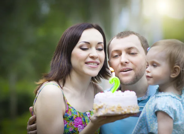 Mutlu aile bebek kızı ikinci doğum günü kutluyor — Stok fotoğraf