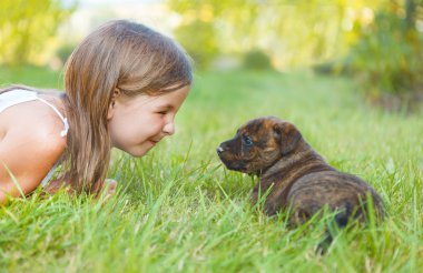 Sevimli kız ve köpek yavrusu