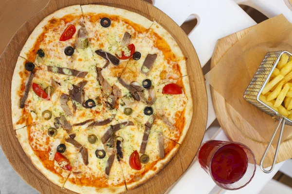 Pizza quente com carne, tomates e azeitonas — Fotografia de Stock