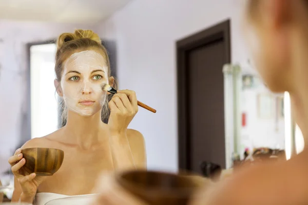 Genç güzel kadın için tedavi yüzü maskeli — Stok fotoğraf