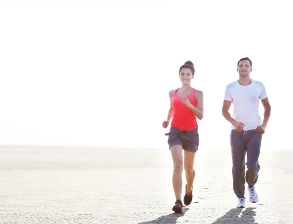 Retrato de pareja corriendo afuera — Foto de Stock