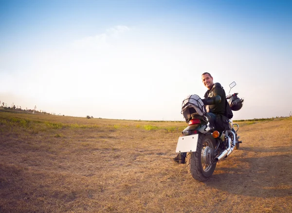 Biker sur la route de campagne contre le ciel — Photo