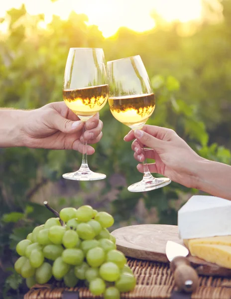 Jeune couple heureux dégustant un verre de vin blanc — Photo