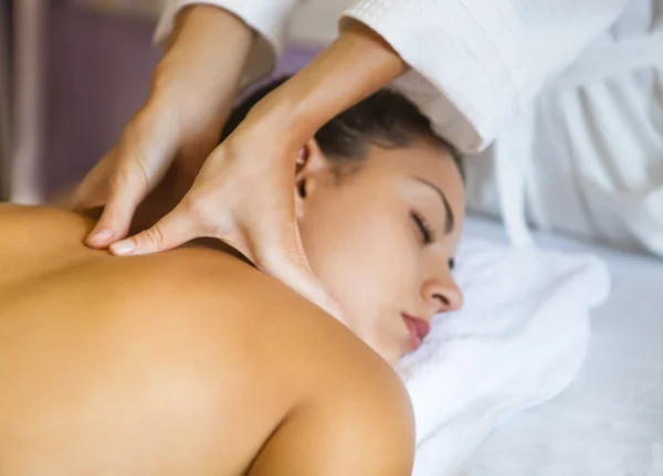 Vacker ung kvinna avkopplande med hand massage på skönhet spa — Stockfoto