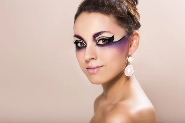 Krásná mladá žena s fantasy make-up — Stock fotografie