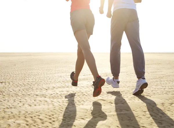 Paar joggt draußen. Nahaufnahme — Stockfoto