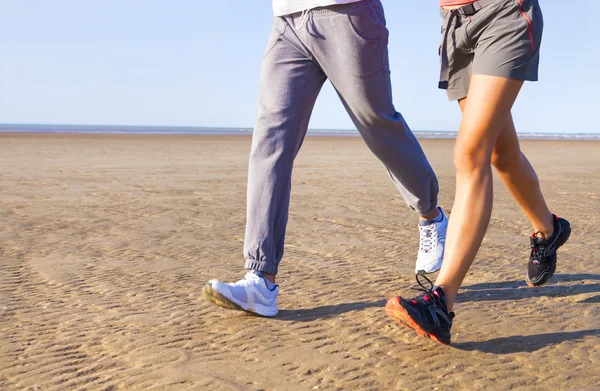 对夫妇外，慢跑跑步训练户外锻炼 — 图库照片