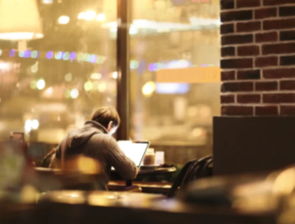 Suddig man med laptop på café bakgrund — Stockfoto