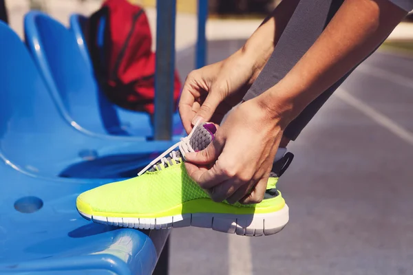 Scarpe da corsa. Primo piano di donna allacciatura lacci scarpa . — Foto Stock