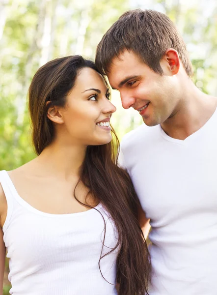Cute couple in the park on a sunny day — Stock Photo, Image