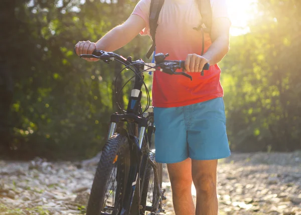 Ung man med cykel av berg flod — Stockfoto