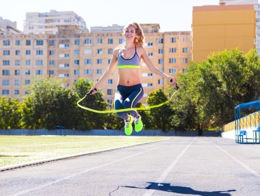 İp atlama ile bir kadın. Güzel genç kadın bir atlama ro ile