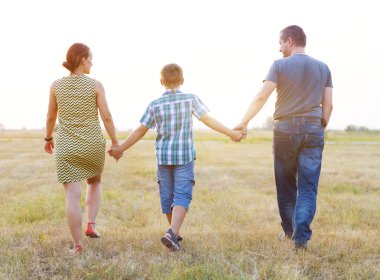 Açık havada küçük oğluyla genç aile