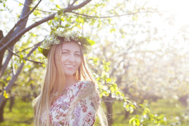 Bir çelenk uzun sarı saçlı güzel romantik kadın 