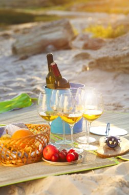 Bardak beyaz şarap yaz piknik üzerinde