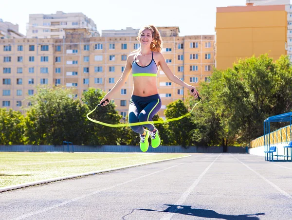 Mujer con cuerda de salto. Hermosa joven con un salto ro — Foto de Stock