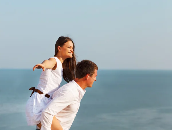 Jonge gelukkige paar verliefd in zomerdag — Stockfoto