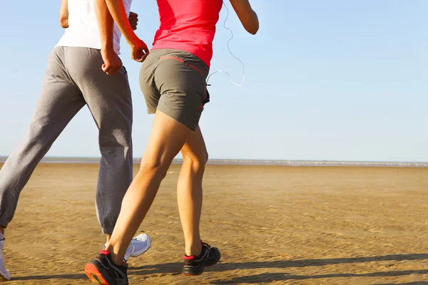 Um casal a correr lá fora. Fechar — Fotografia de Stock