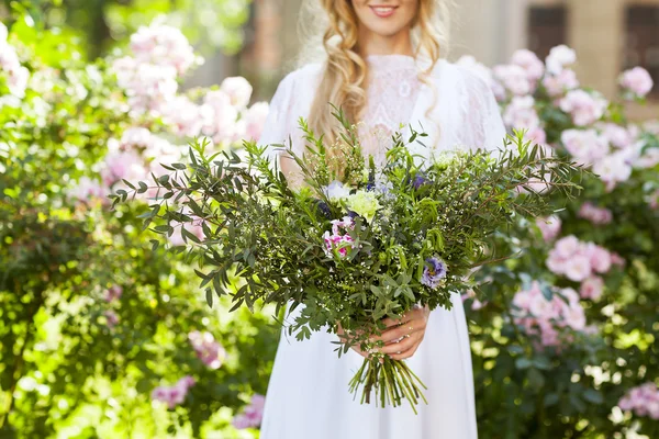 Beautiful wedding bouquet in the hands of the bride — Stock Photo, Image