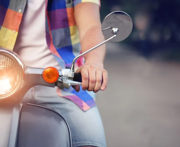 Genç adam sürme bir şehir sokakta'deki eski retro scooter — Stok fotoğraf