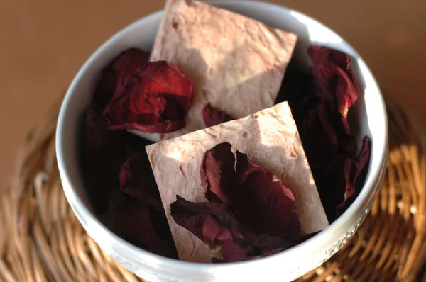 Tvål och rosenblad Stockfoto