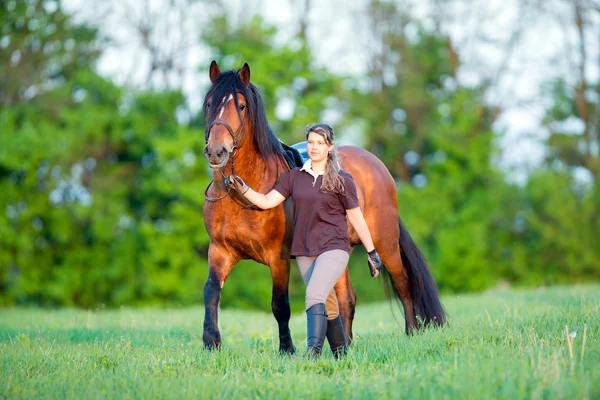 Frau und Pferd gehen auf Feld — Stockfoto