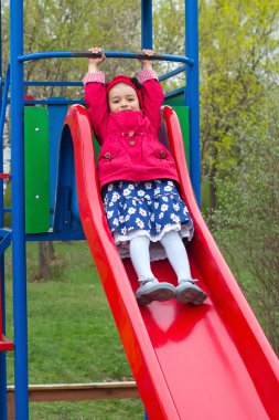 Kırmızı elbiseler ve çiçekler ile mavi elbise sevimli küçük kız