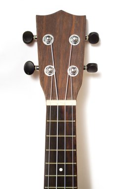 Beyaz arka plan üzerinde kahverengi ukulele boyun