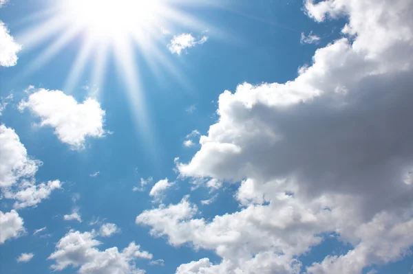 Natural background with rays in the sky and white clouds — Stock Photo, Image