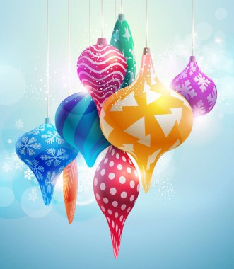 Parlak renkli Noel süslemeleri. Yeni yıl desenli toplar ve kurdeleler.