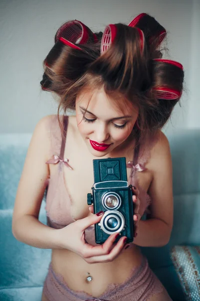 Retrato de belleza de una mujer joven sosteniendo una cámara vintage — Foto de Stock